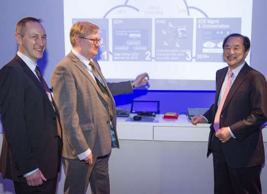 LG유플러스는 글로벌 네트워크 장비업체 노키아와 손잡고 범용 하드웨어 플랫폼 기술인 NFV(네트워크기능가상화) 기반의 네트워크 핵심장비인 'CSCF(호 세션 콘트롤 장비)'를 업계 최초로 도입키로 했다고 1일(현지시간) 밝혔다. 이상철 LG유플러스 부회장(오른쪽 첫번째)이 스페인 바르셀로나에서 열리고 있는 '모바일월드콩그레스(MWC) 2015' 현장에서 노키아 경영진과 양사간 기술협력 방안을 논의하고 있다. <LG유플러스 제공>